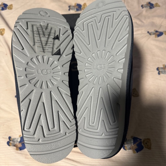 Men Ugg slippers - Picture 3 of 3